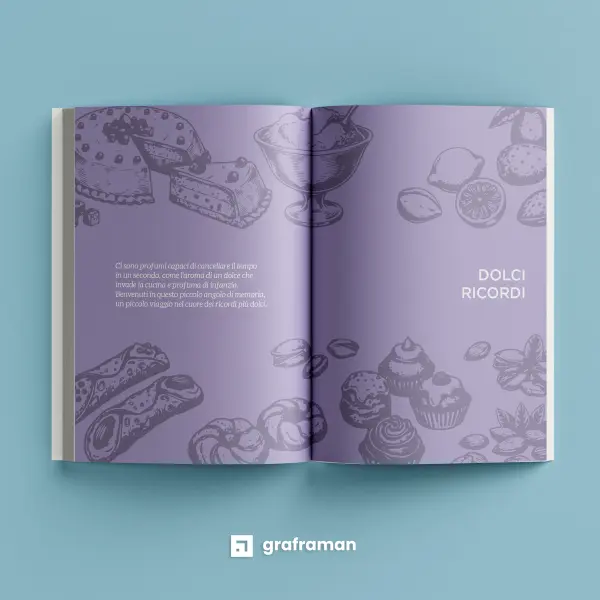 Mockup 3D del libro «Tra mare e fornelli» aperto sull'apertura della sezione «Dolci ricordi», a tutto colore lilla con illustrazioni a penna di torte, cannoli, agrumi e mandorle e un breve testo di benvenuto - Graframan