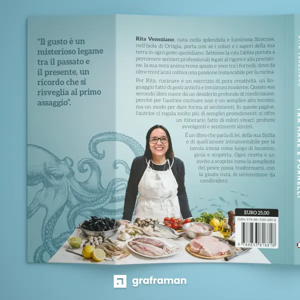 Quarta di copertina del libro «Tra mare e fornelli» con la bandella sinistra aperta, la citazione sul gusto, la biografia di Rita Veneziano, il polpo illustrato a inchiostro e il ritratto dell'autrice dietro il banco con il pescato - Graframan